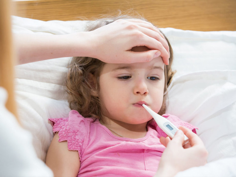Biểu hiện của trẻ khi bị viêm họng sốt cao